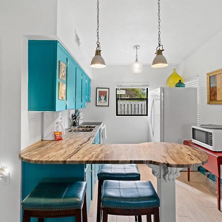 Uptown Cottage - Walk To The Beach And Restaurants شاطئ كوكوا المظهر الخارجي الصورة