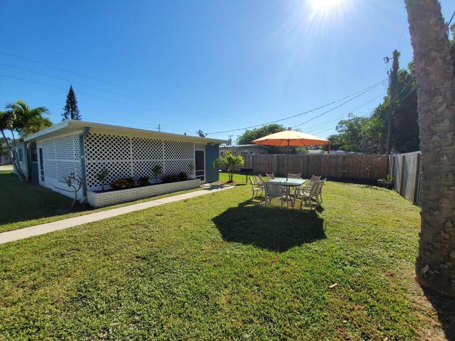 Uptown Cottage - Walk To The Beach And Restaurants شاطئ كوكوا المظهر الخارجي الصورة