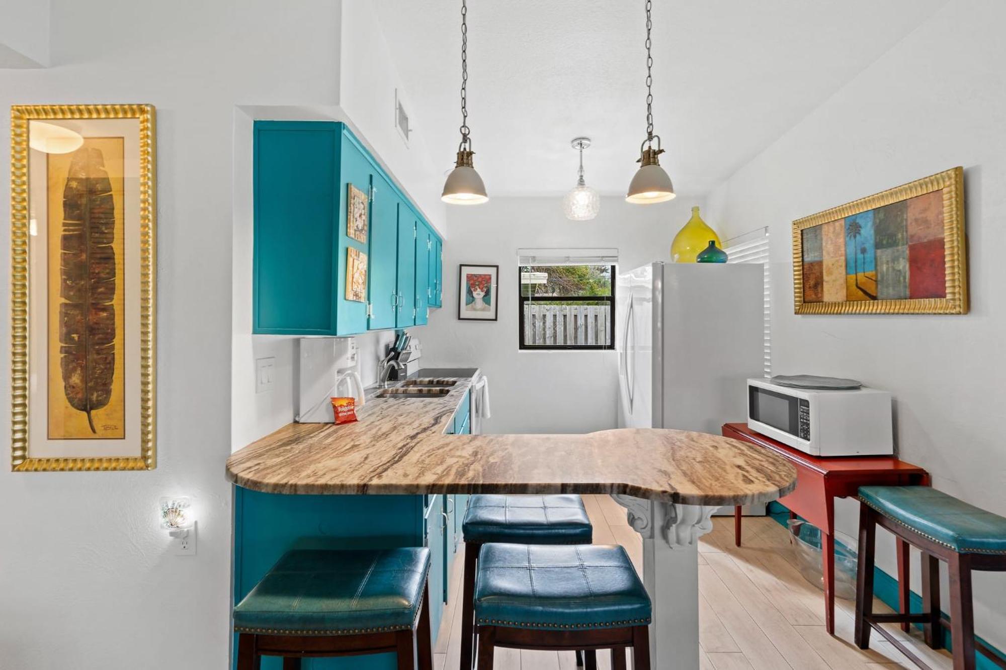 Uptown Cottage - Walk To The Beach And Restaurants شاطئ كوكوا المظهر الخارجي الصورة