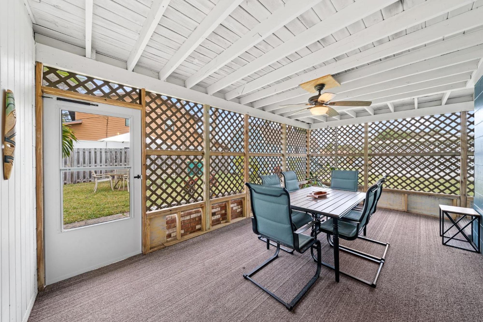 Uptown Cottage - Walk To The Beach And Restaurants شاطئ كوكوا المظهر الخارجي الصورة